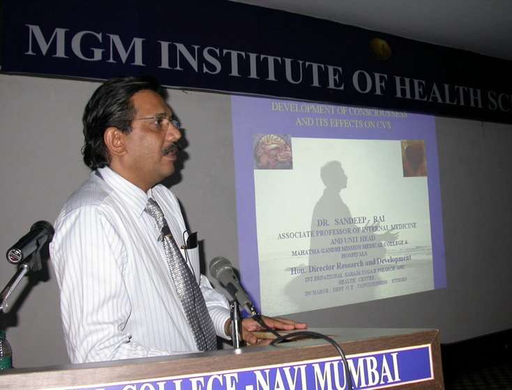 Dr. Sandeep Rai, director de cercetare al „Centrului Sahaja Yoga de Cercetare și Sănătate” din Vashi, Mumbai, profesor asociat și șef al Departamentului Medical post universitar al Universității „Mahatma Gandhi Mission” (MGM) de Științe Medicale din Mumbai